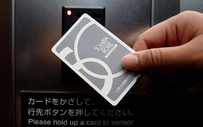 客室カードキーによりエレベーター停止階を制御