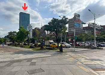 步行片刻後往左看，即可看見Solaria Nishitetsu Hotel台北西門。