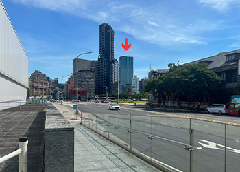 從7號出口出站後向左轉，即可看見前方的Solaria Nishitetsu Hotel台北西門（聳立於右前方的飯店！）